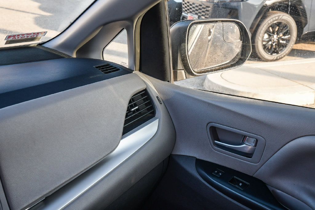 Thumbnail: 2018 Toyota Sienna - 28