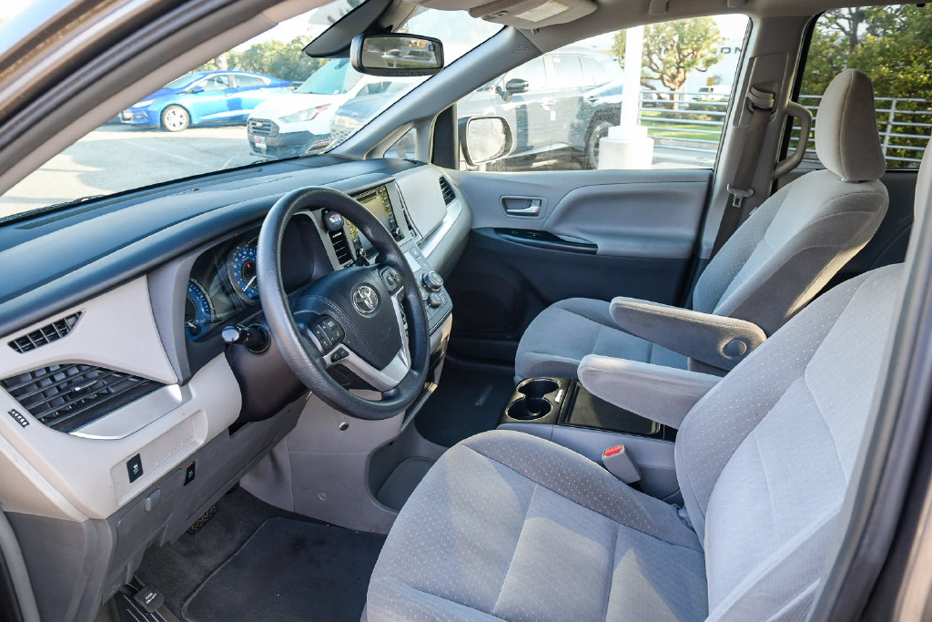 Thumbnail: 2018 Toyota Sienna - 23