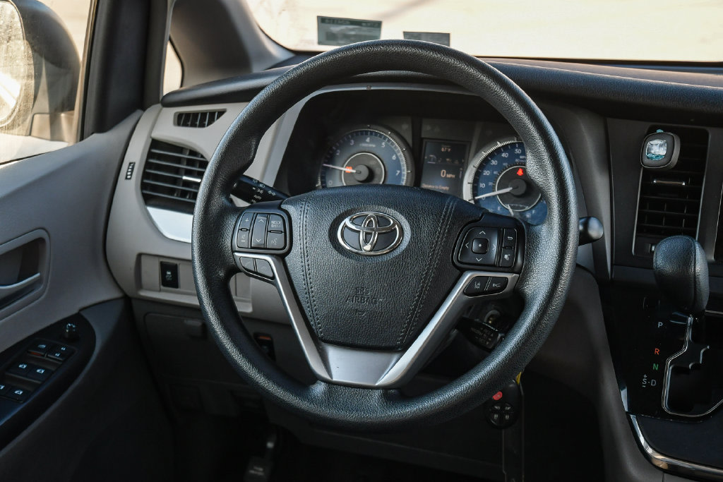 Thumbnail: 2018 Toyota Sienna - 2