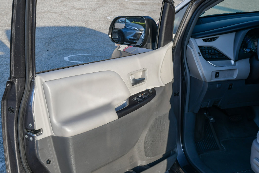 Thumbnail: 2018 Toyota Sienna - 31