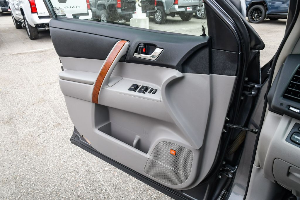 Thumbnail: 2010 Toyota Highlander - 25