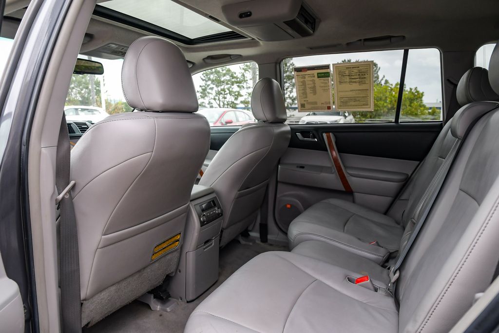Thumbnail: 2010 Toyota Highlander - 11