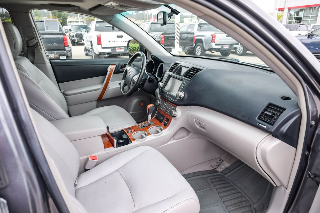 Thumbnail: 2010 Toyota Highlander - 9