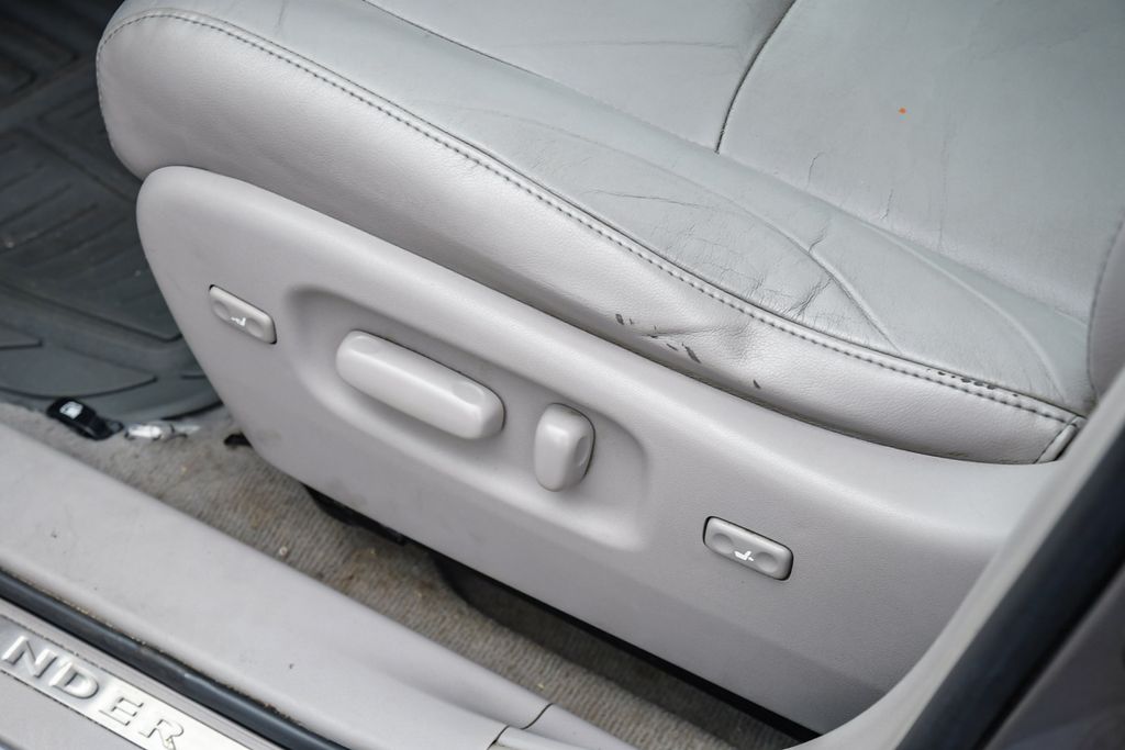 Thumbnail: 2010 Toyota Highlander - 26