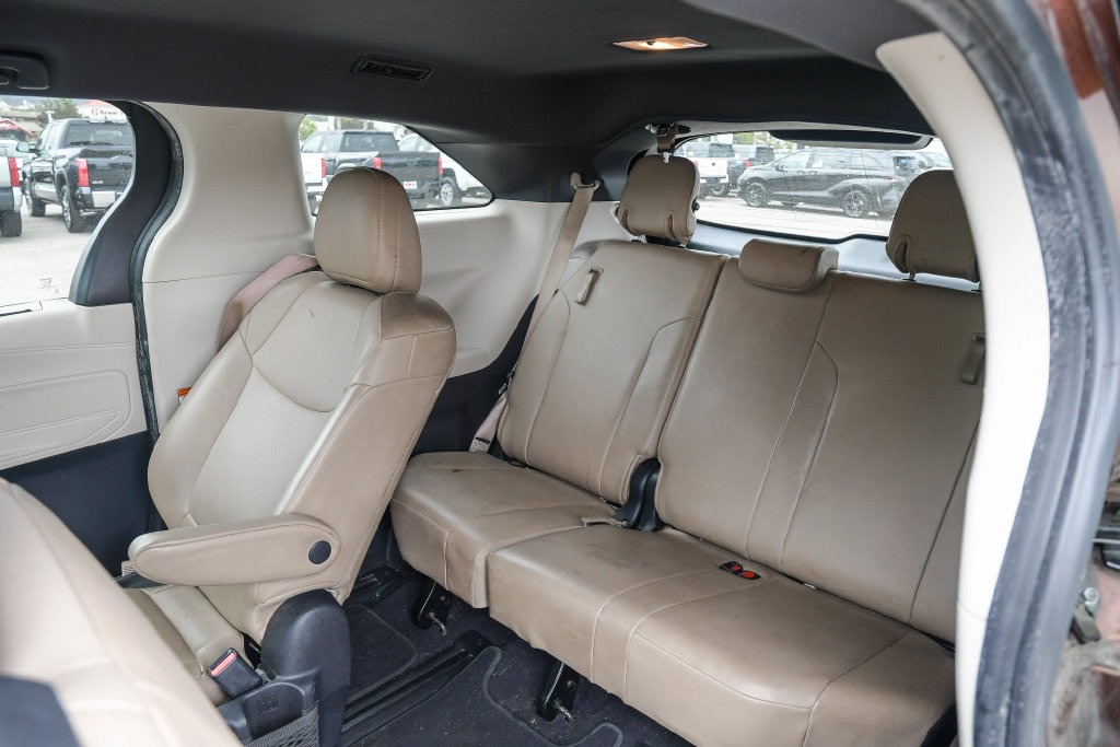 Thumbnail: 2021 Toyota Sienna - 23