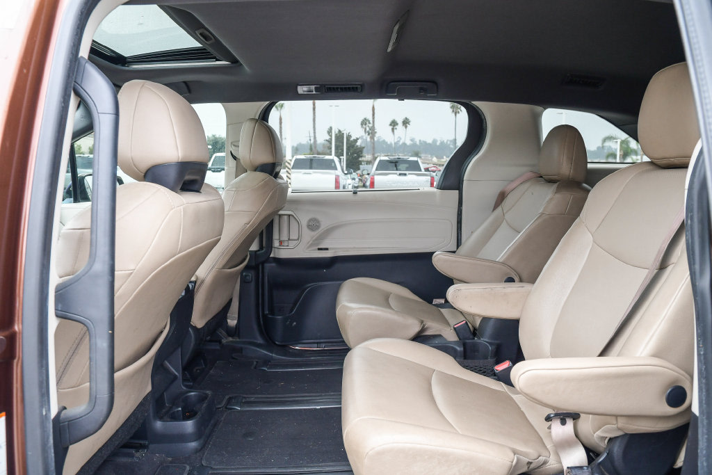 Thumbnail: 2021 Toyota Sienna - 10