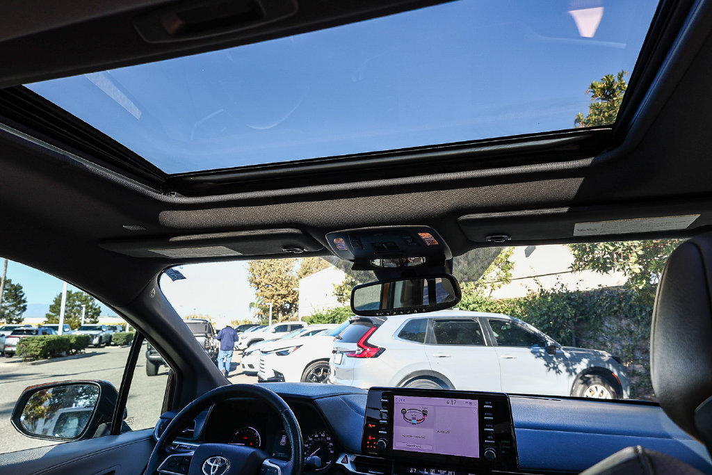Thumbnail: 2021 Toyota Sienna - 22