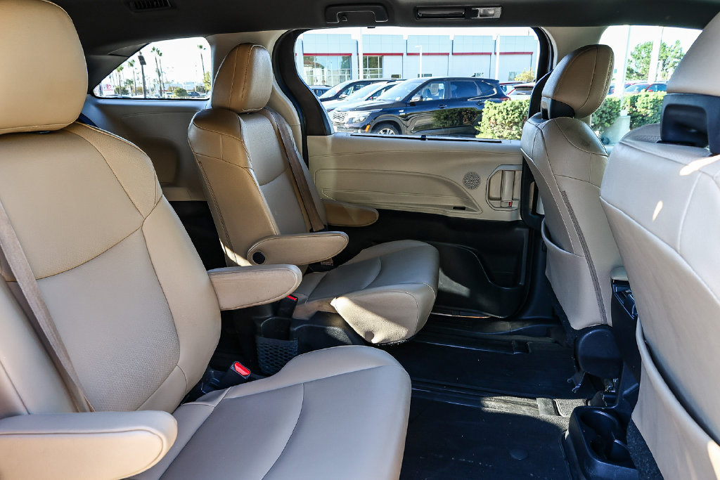 Thumbnail: 2021 Toyota Sienna - 12