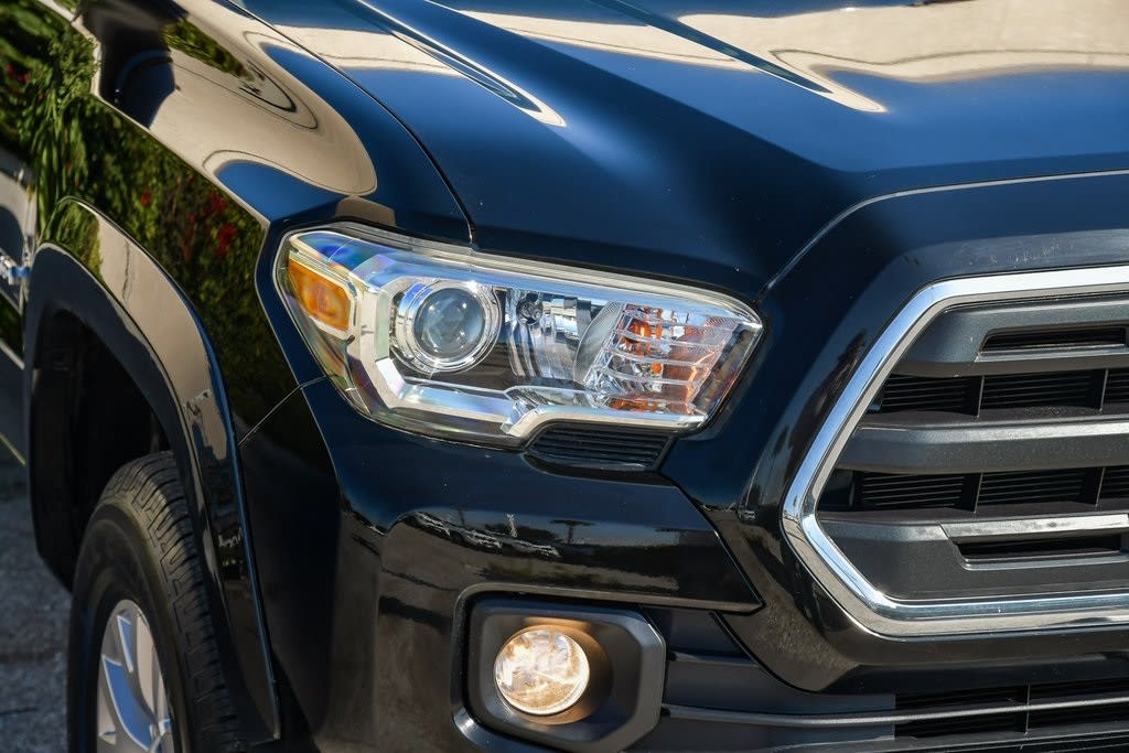 Thumbnail: 2016 Toyota Tacoma - 17