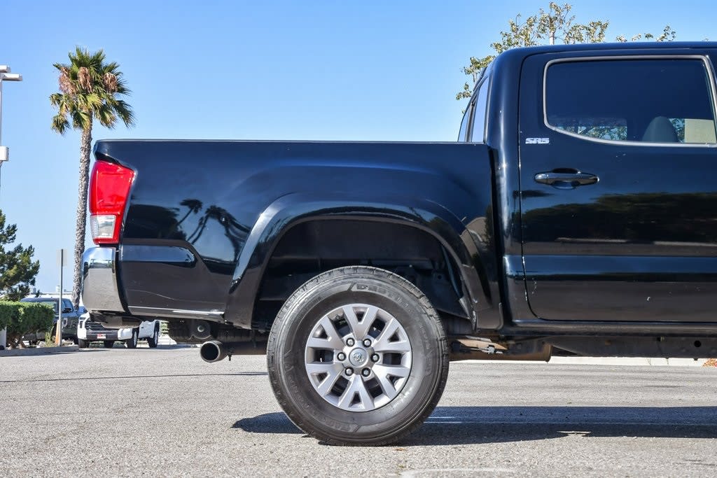 Thumbnail: 2016 Toyota Tacoma - 21