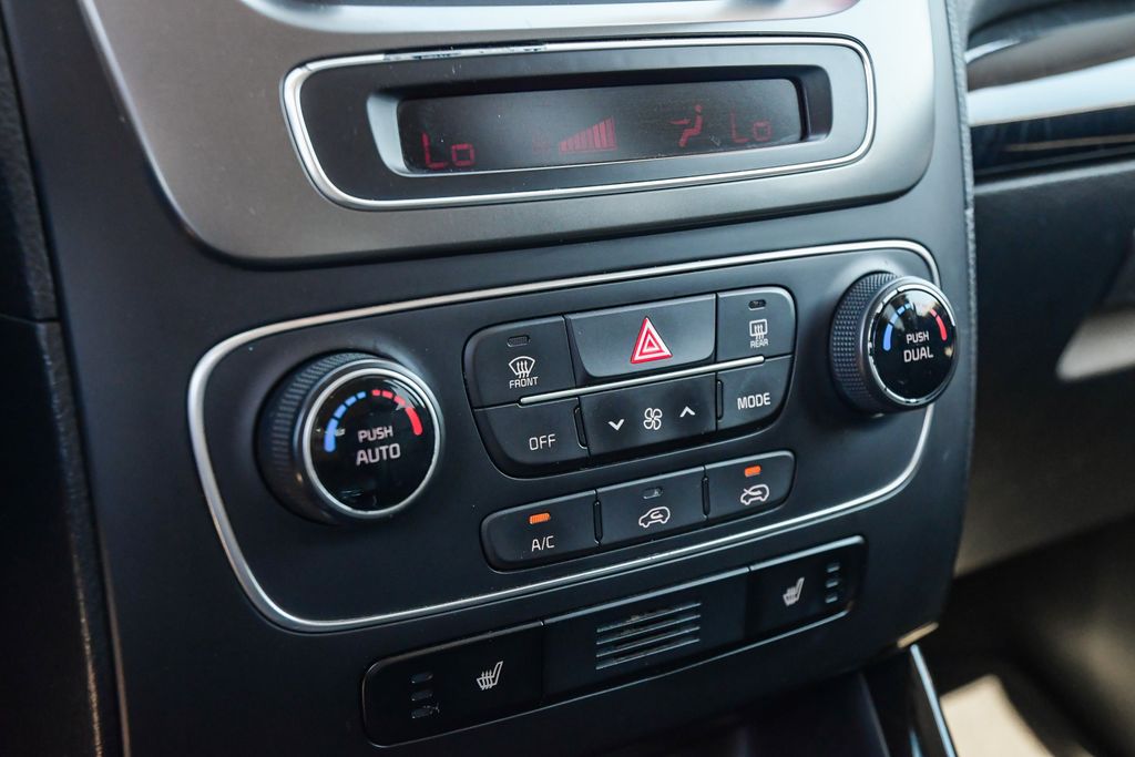 Thumbnail: 2014 Kia Sorento - 25