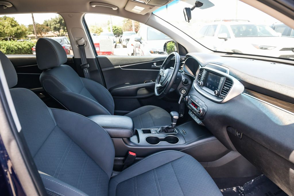 Thumbnail: 2019 Kia Sorento - 9