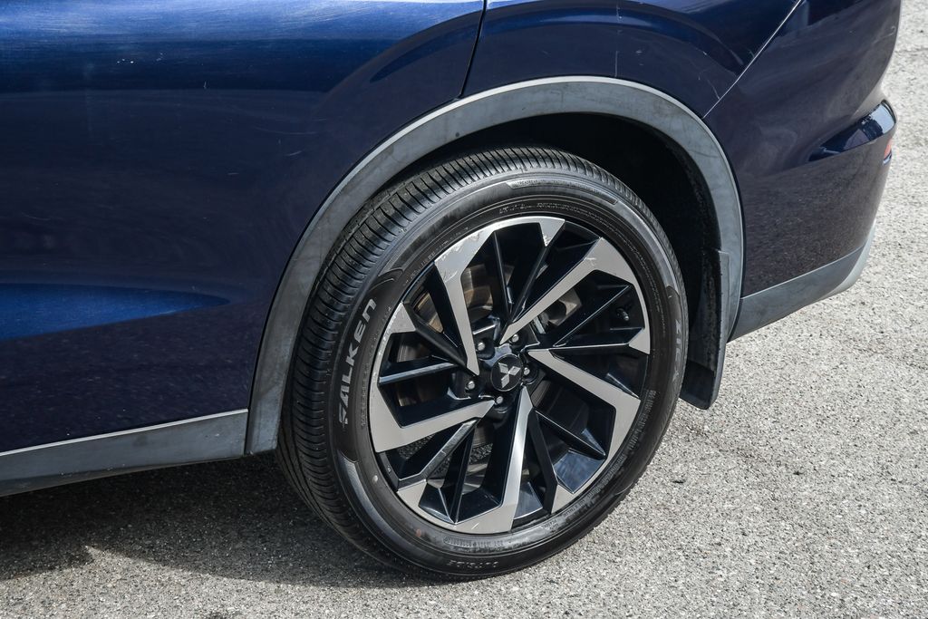 Thumbnail: 2023 Mitsubishi Outlander - 21