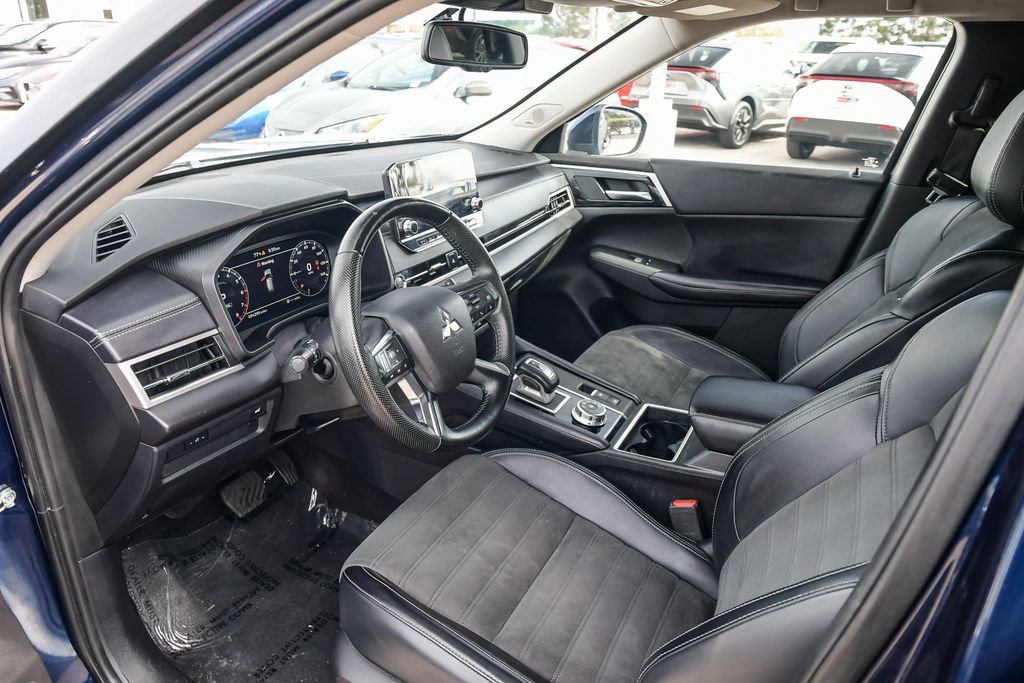 Thumbnail: 2023 Mitsubishi Outlander - 10
