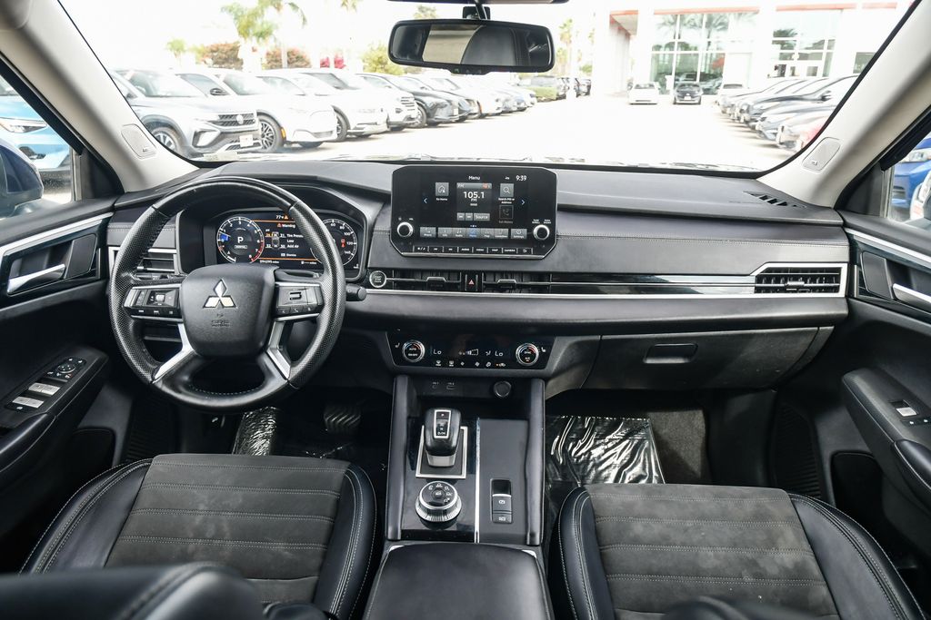 Thumbnail: 2023 Mitsubishi Outlander - 8