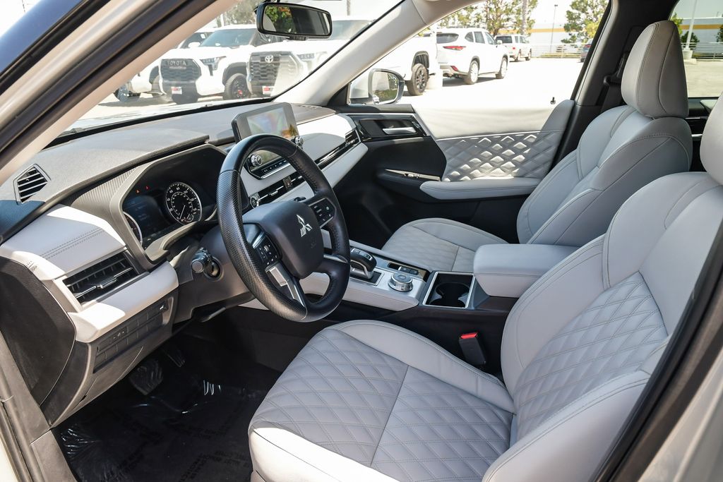 Thumbnail: 2022 Mitsubishi Outlander - 10