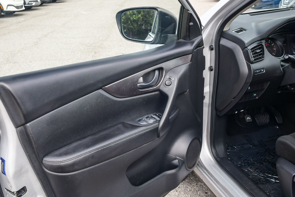 Thumbnail: 2019 Nissan Rogue Sport - 25