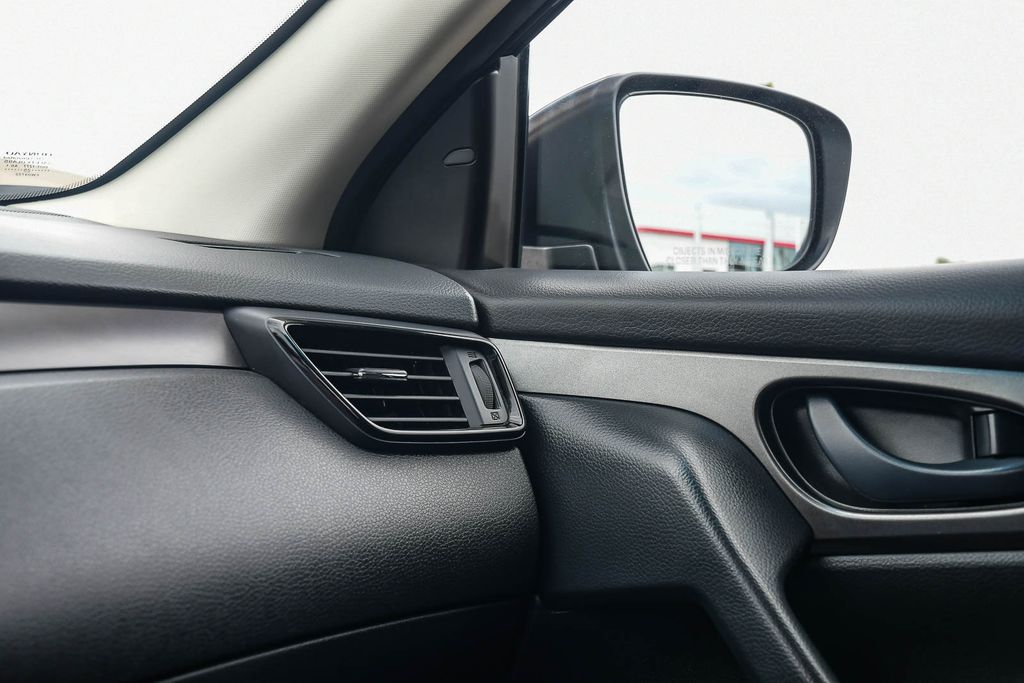 Thumbnail: 2020 Nissan Rogue Sport - 24