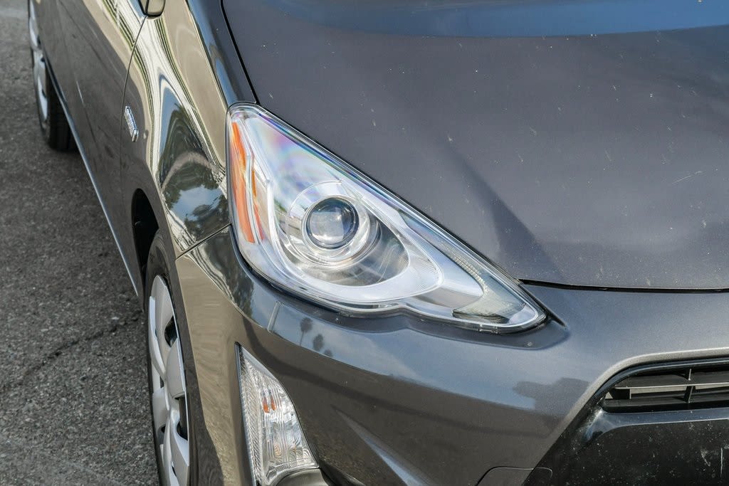 2015 Toyota Prius c Two 18