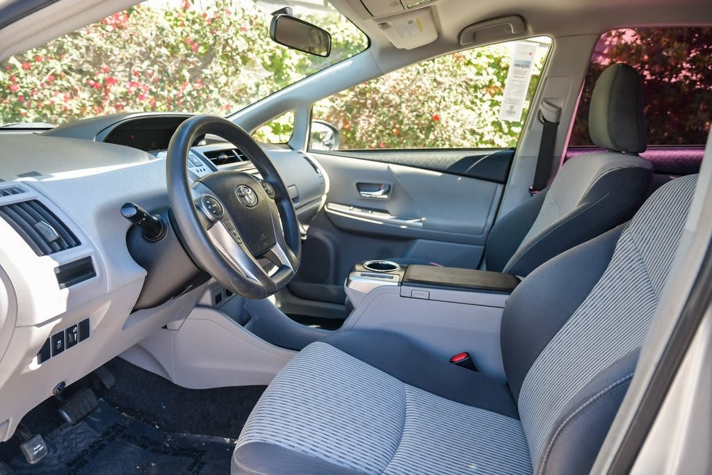 Thumbnail: 2016 Toyota Prius v - 9