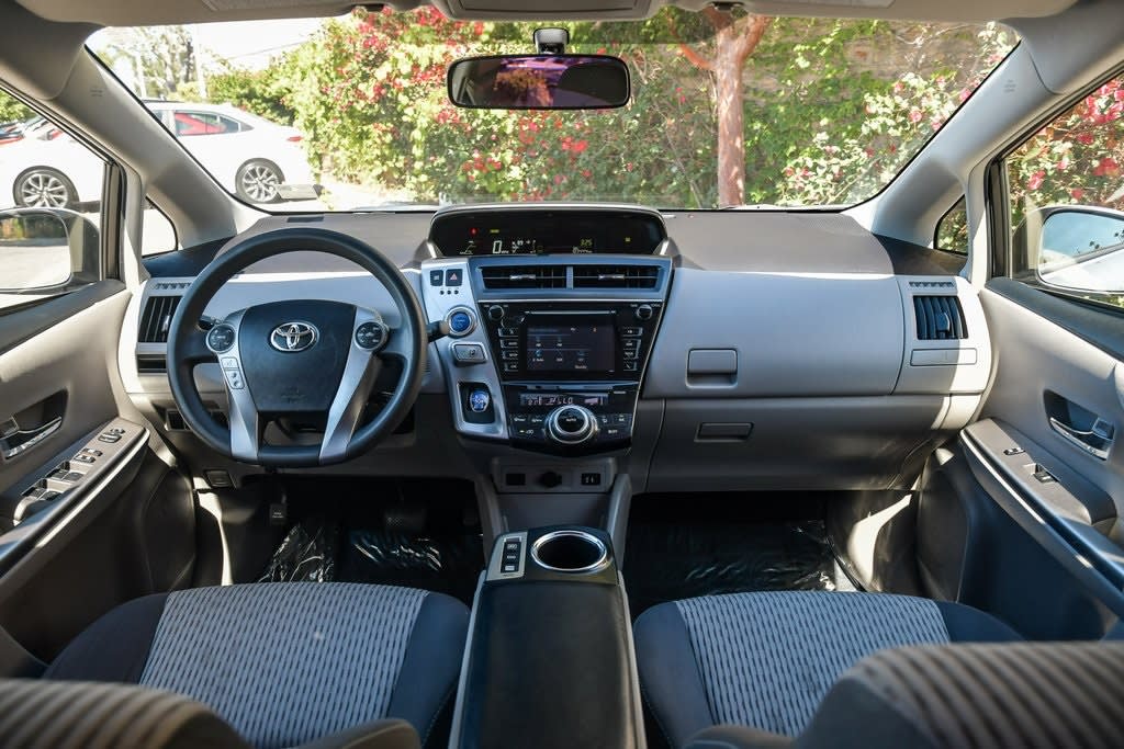Thumbnail: 2016 Toyota Prius v - 8