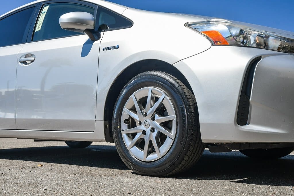 Thumbnail: 2016 Toyota Prius v - 6