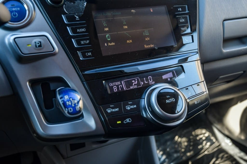 Thumbnail: 2016 Toyota Prius v - 25