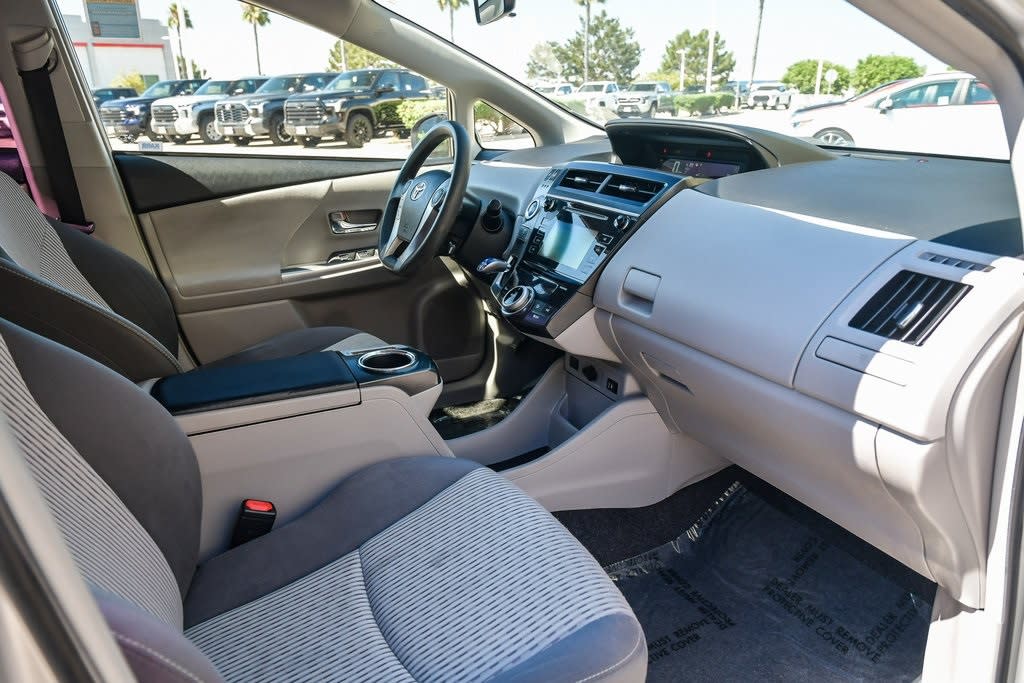 Thumbnail: 2016 Toyota Prius v - 12