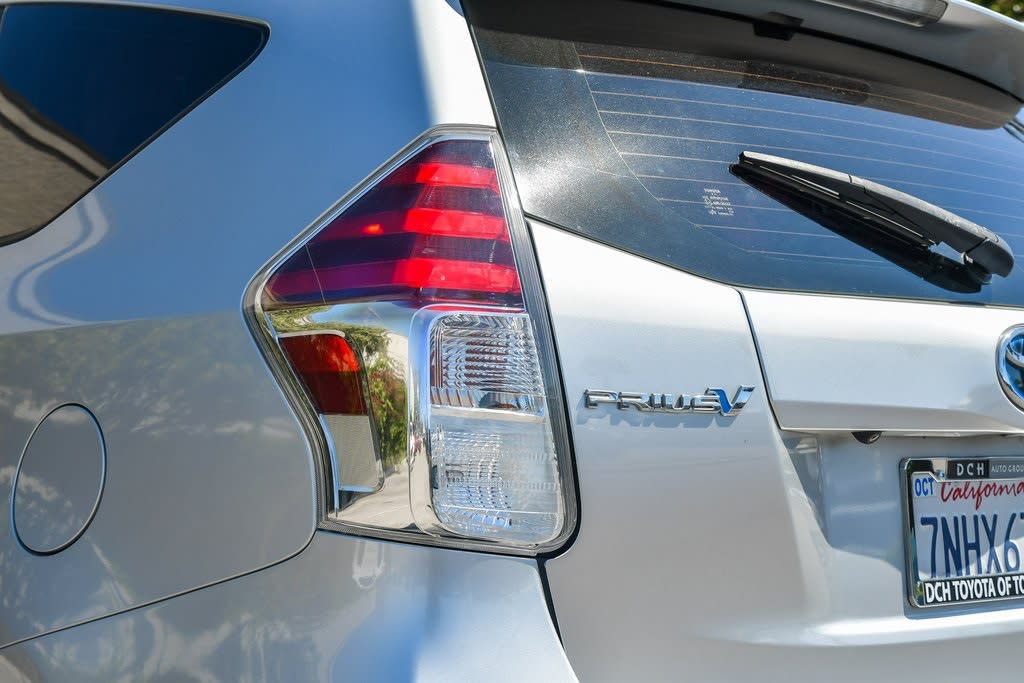 Thumbnail: 2016 Toyota Prius v - 21