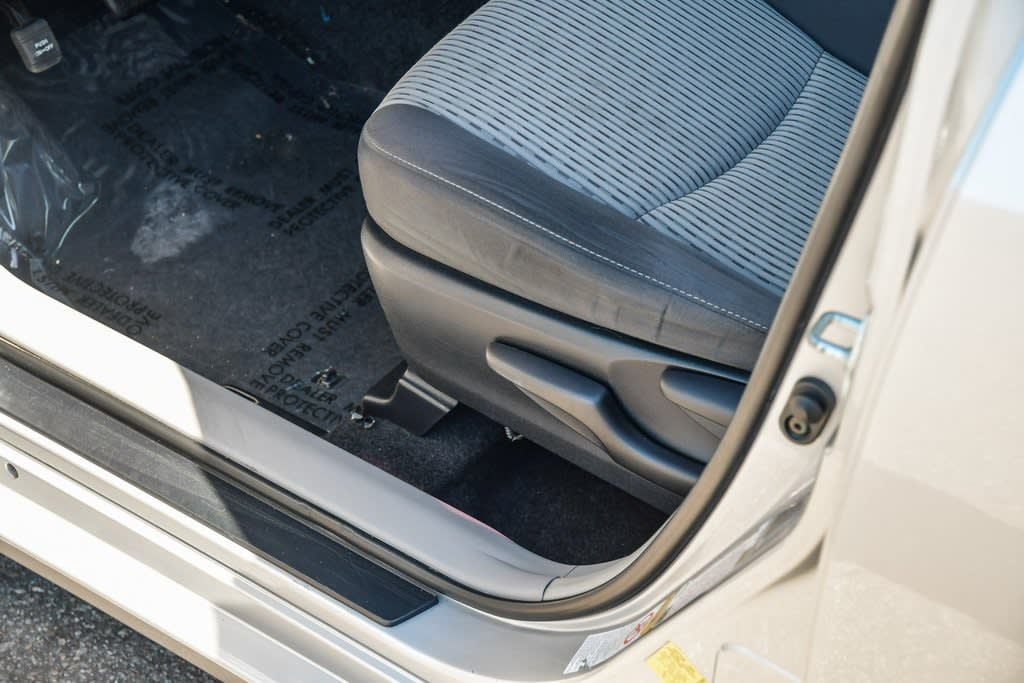 Thumbnail: 2016 Toyota Prius v - 24