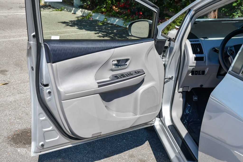 Thumbnail: 2016 Toyota Prius v - 23