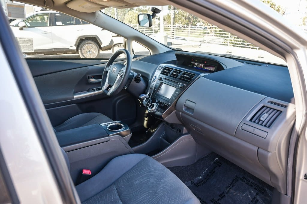 2014 Toyota Prius v Two 12