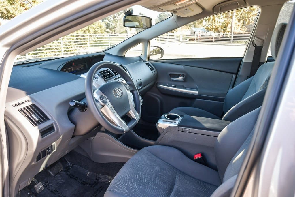 2014 Toyota Prius v Two 9