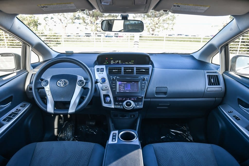 2014 Toyota Prius v Two 8