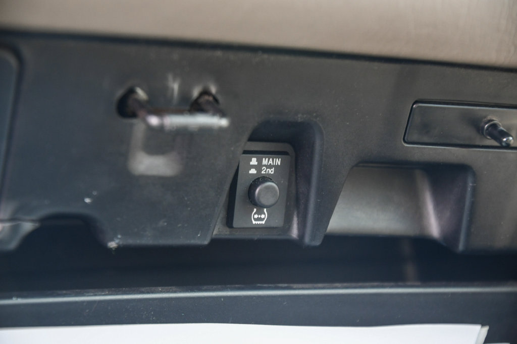 Thumbnail: 2006 Toyota Land Cruiser - 33