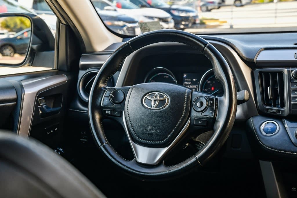 Thumbnail: 2017 Toyota RAV4 - 2