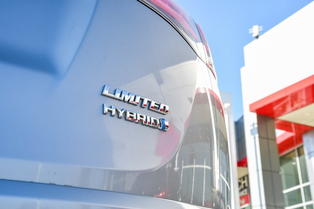 Thumbnail: 2017 Toyota RAV4 - 30