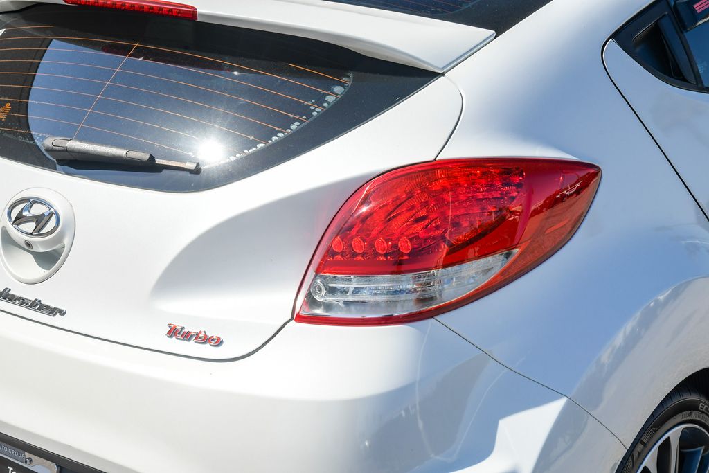 Thumbnail: 2016 Hyundai Veloster - 21