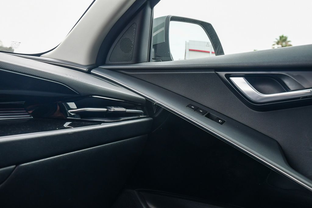 Thumbnail: 2023 Kia Niro - 25