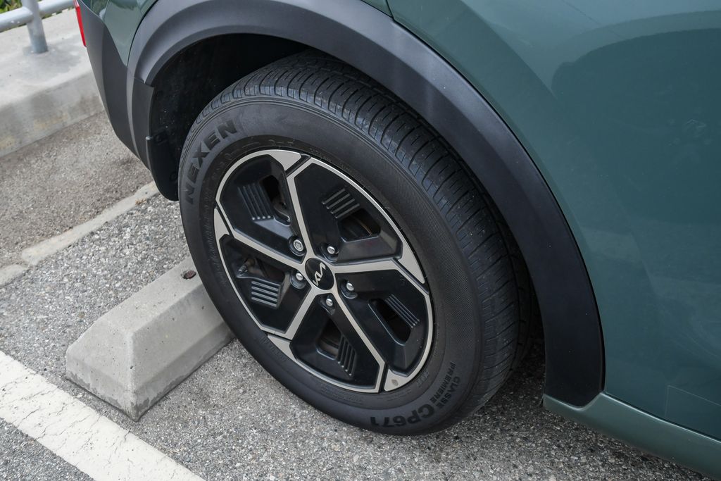 Thumbnail: 2023 Kia Niro - 7