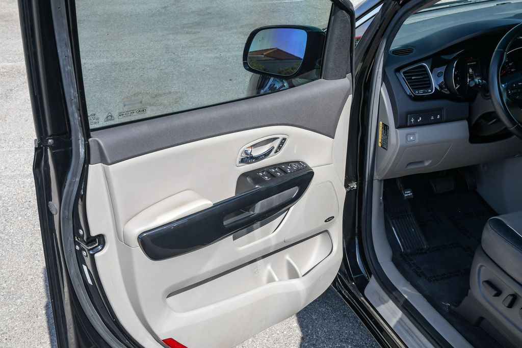 Thumbnail: 2018 Kia Sedona - 28