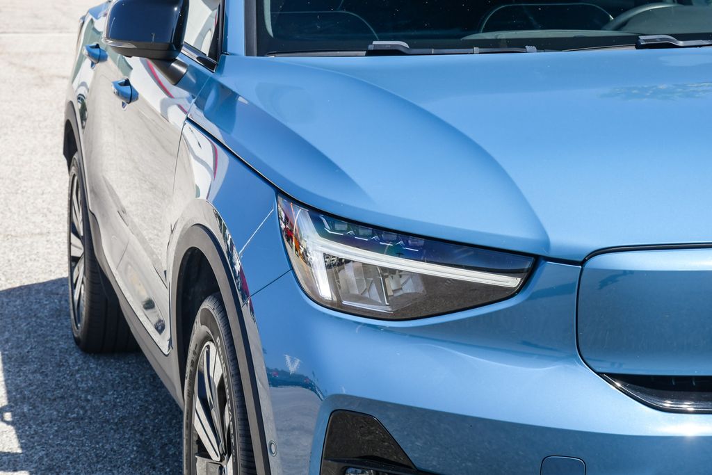Thumbnail: 2023 Volvo C40 - 6