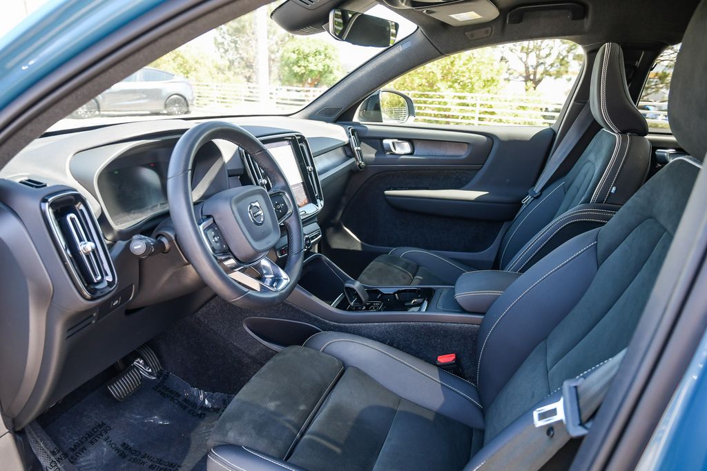 Thumbnail: 2023 Volvo C40 - 10