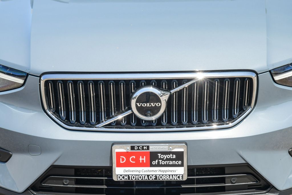 Thumbnail: 2023 Volvo XC40 - 17