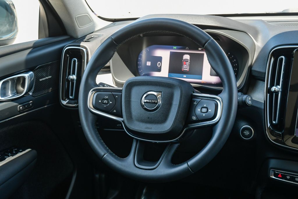 Thumbnail: 2023 Volvo XC40 - 2
