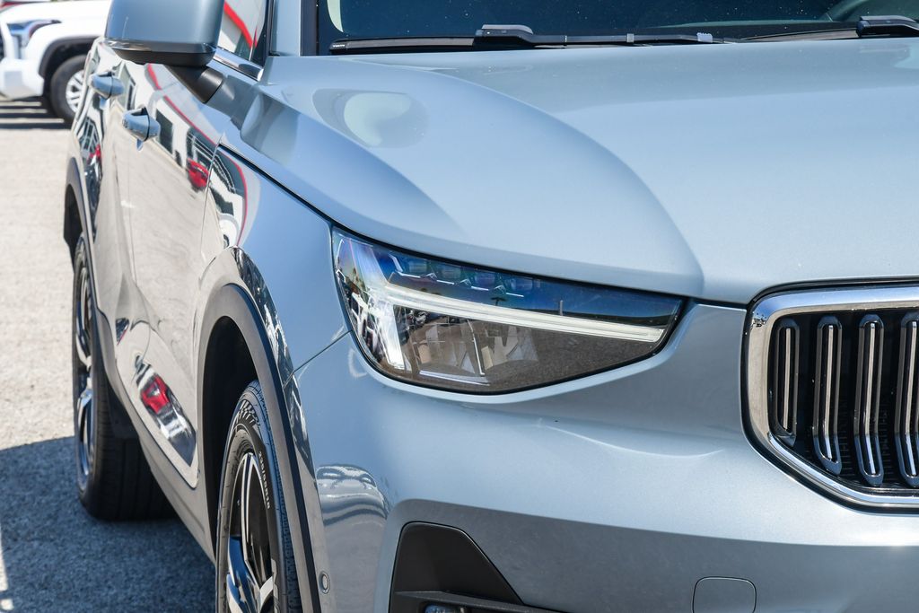Thumbnail: 2023 Volvo XC40 - 16