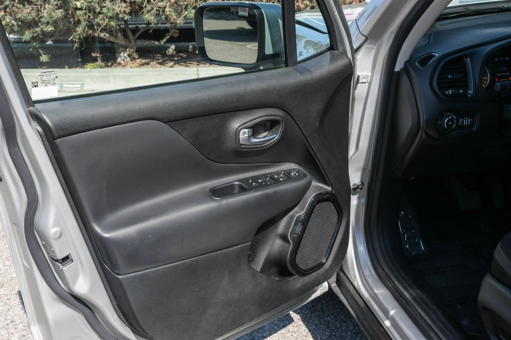 Thumbnail: 2017 Jeep Renegade - 27