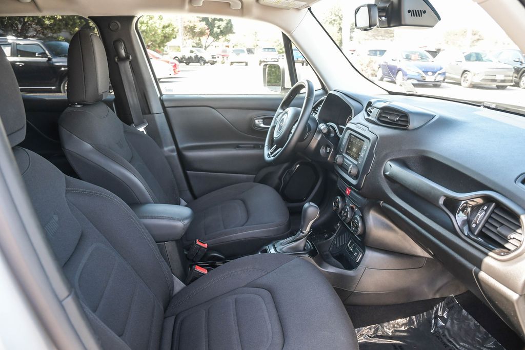Thumbnail: 2017 Jeep Renegade - 9