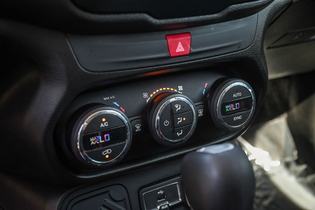 Thumbnail: 2017 Jeep Renegade - 24