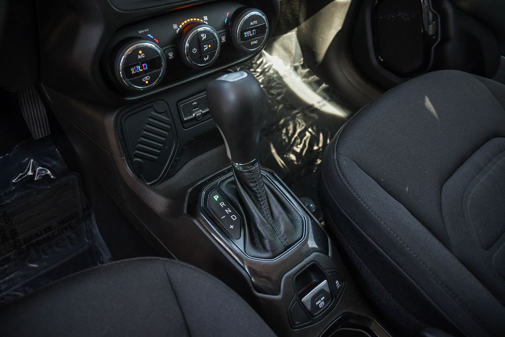 Thumbnail: 2017 Jeep Renegade - 13